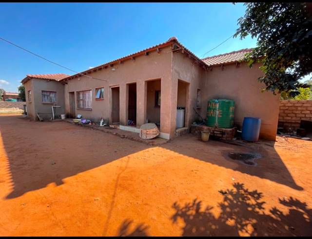 3 BEDROOM HOUSE FOR SALE IN LEBOWAKGOMO ZONE A